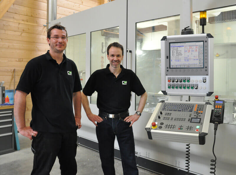 Patrick Meyer (right) and Markus Schwarz (left) are enthusiastic about the perfectly matched tandem of machine and iTNC.
