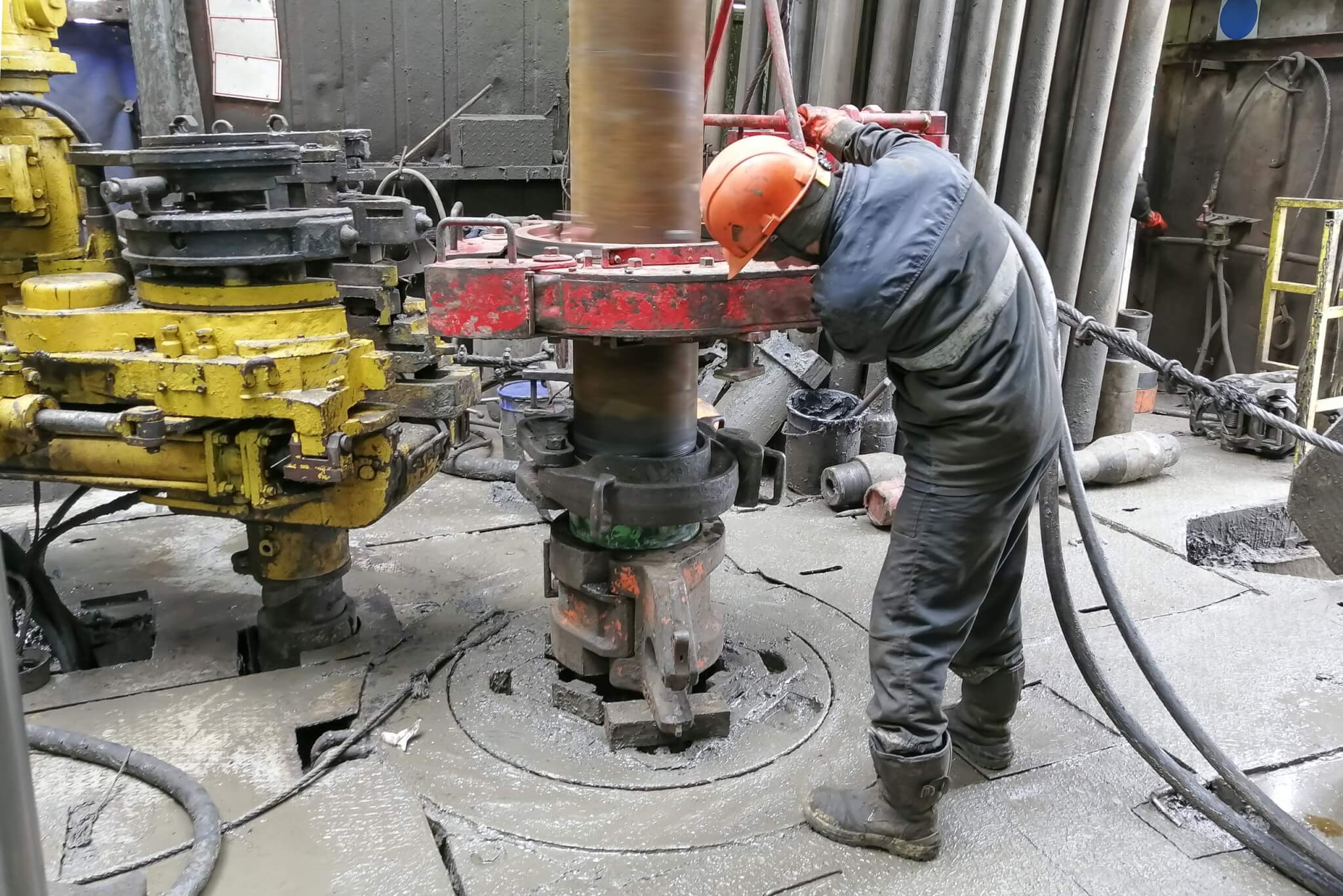 A,Drilling,Worker,Makes,Up,Pipes,To,Run,The,Casing